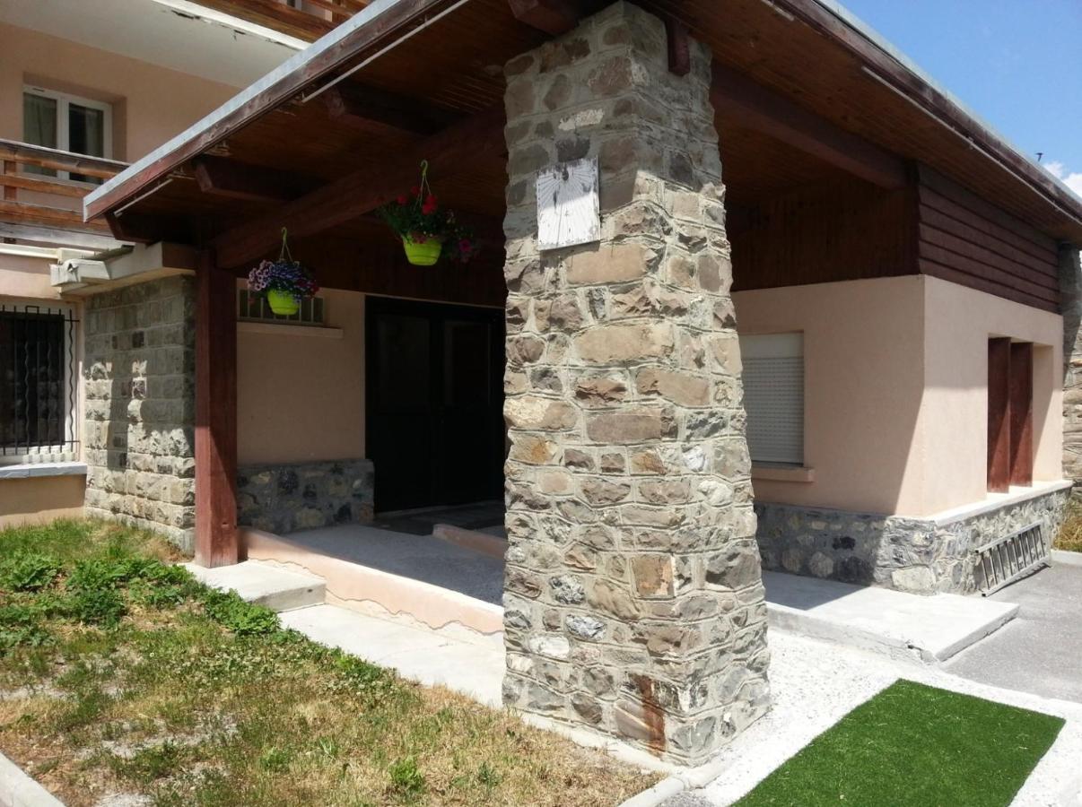 Vars, Appart Spacieux Renove 4 Couchages Dans Chalet Vars  Εξωτερικό φωτογραφία